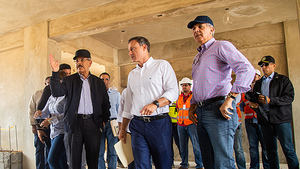 Danilo Medina constata avances en la construcci&#243;n de la Nueva Victoria, en Visita Sorpresa