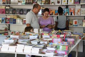 La FILSD concluye el lunes con un variado programa cultural y ofertas de libros