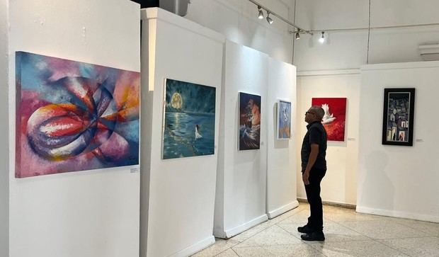 Vista de la exposición Another world is possible forever of peace.