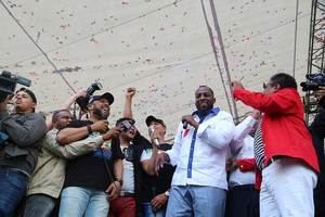 El pueblo de Don Gregorio sale con alegría a recibir a Vladimir Guerrero