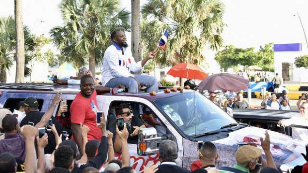 El pueblo de Don Gregorio sale con alegría a recibir a Vladimir Guerrero