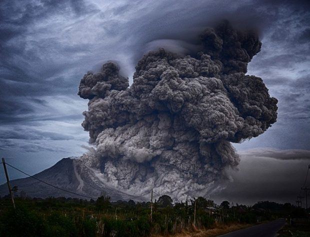 Imagen de volcán en erupción.