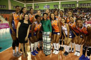 Cándida Montilla de Medina recibe distinción en torneo de voleibol