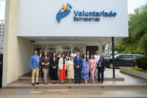 Colaboradores del Voluntariado Banreservas junto a la doctora Carmen Alicia Quijano de Aguilera, presidenta del Voluntariado Banreservas, y el doctor Leonardo Aguilera, presidente ejecutivo de Banreservas.