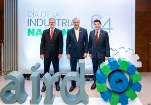 VPE,Mario Pujols y presidente de la AIRD Julio V. Brache junto al presidente Luis Abinader en celebración Día de la Industria Nacional y 64 aniversario de la AIRD.