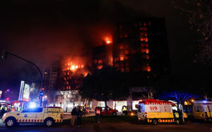 Estado del incendio declarado sobre las cinco y media de esta tarde en un quinto piso de un edificio de viviendas de Valencia.