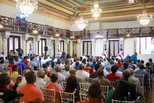 Primera Entrega de Cheques a Productores Agrícolas Afectados por el Huracán Fiona.