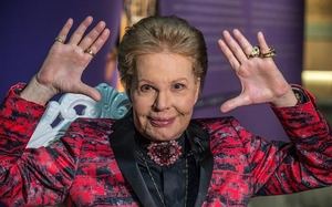 Famosos latinos despiden con "amor" a Walter Mercado, "icono" hispano en EEUU