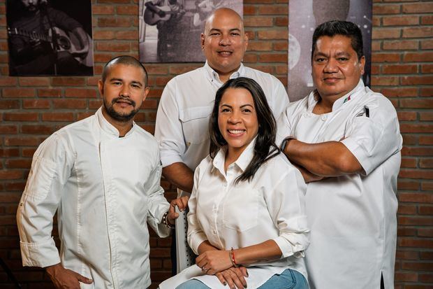 Walter Núñez, Angel Luis Peña (de pie), Rebeca Martínez y Rafael Mejía.