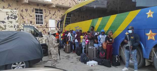 Detenido conductor de bus que transportaba 24 haitianos con estatus irregular
