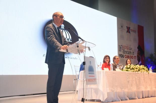 Raquel Peña encabeza graduación de 16 mil estudiantes del programa Inglés de Inmersión
