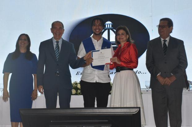 Raquel Peña encabeza graduación de 16 mil estudiantes del programa Inglés de Inmersión
