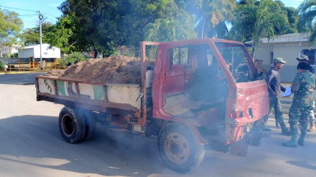 Armada de República Dominicana detiene camión por carga ilegal de arena