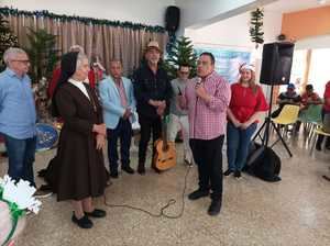 José Rubén Gonell Cosme celebra la Navidad con un agasajo a adultos mayores en La Vega