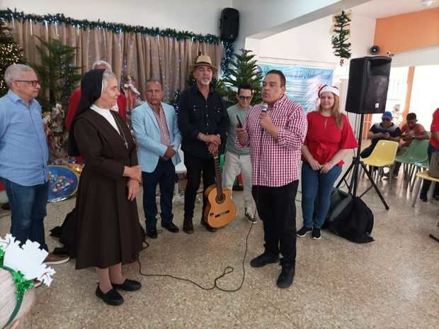 José Rubén Gonell Cosme celebra la Navidad con un agasajo a adultos mayores en La Vega