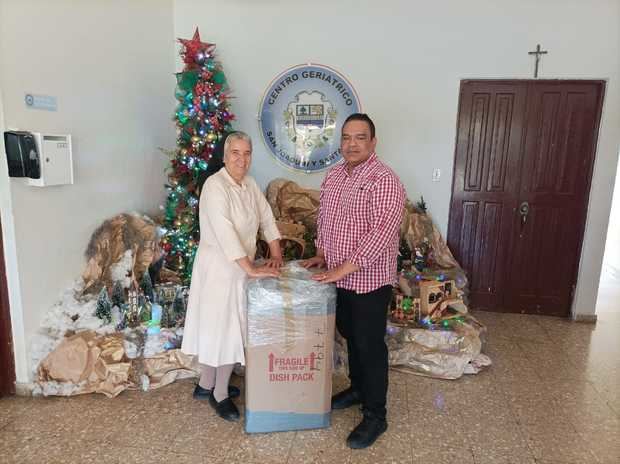 José Rubén Gonell Cosme celebra la Navidad con un agasajo a adultos mayores en La Vega