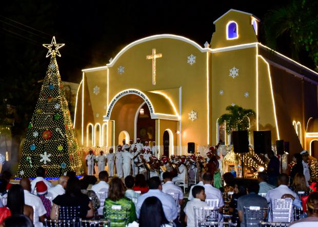 La Armada Dominicana ilumina la esperanza y unión con el tradicional encendido del árbol de Navidad