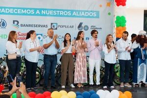 Centenares de niños acompañados de sus madres o abuelas, principalmente, se presentaron este domingo a la sede de la Alcaldía de Santo Domingo para recibir juguetes.