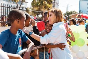 Los niños y preadolescentes que lograban el canje de sus botellas por bicicletas salían del lugar muy sonrientes, al igual que sus madres.