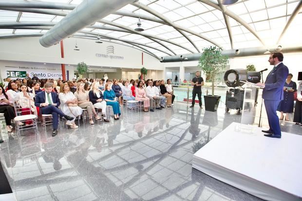 Presentan formación en liderazgo femenino enfocado en la administración pública.