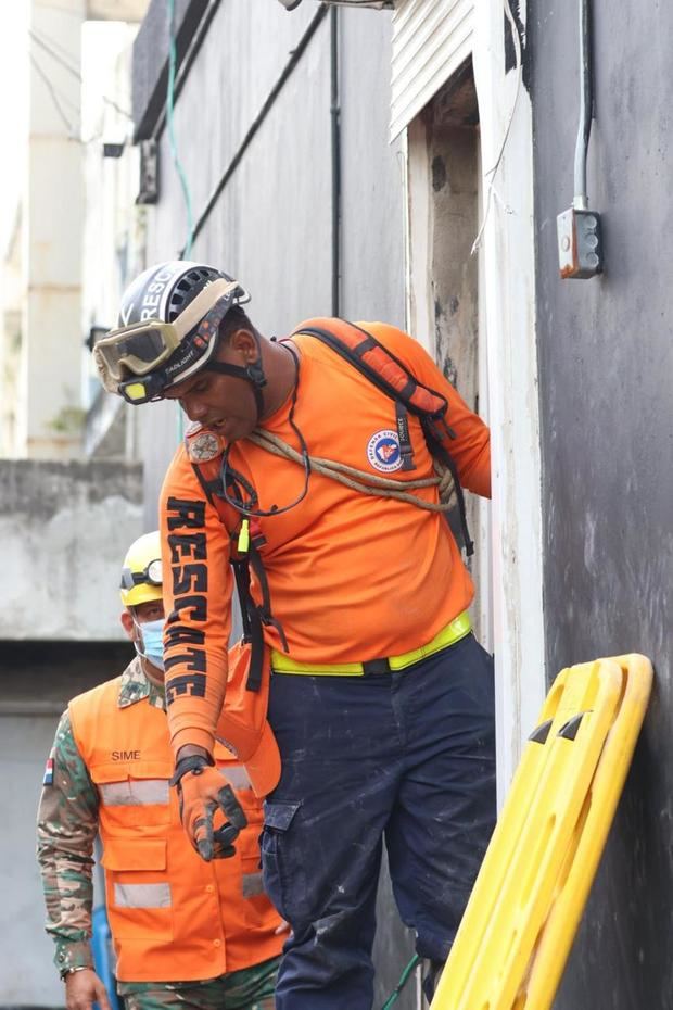 Miembros de la Defensa civil trabajando en el rescate.
