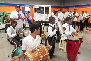 CONANI cierra «Mes de la Prevención del Abuso Infantil» con parada artística; reafirma compromiso con protección de niños, niñas y adolescentes.
