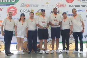 Los ganadores del mejor score bruto: Edgar Alma y Estèfano Estefan, son premiados por directivos de Cadomex.