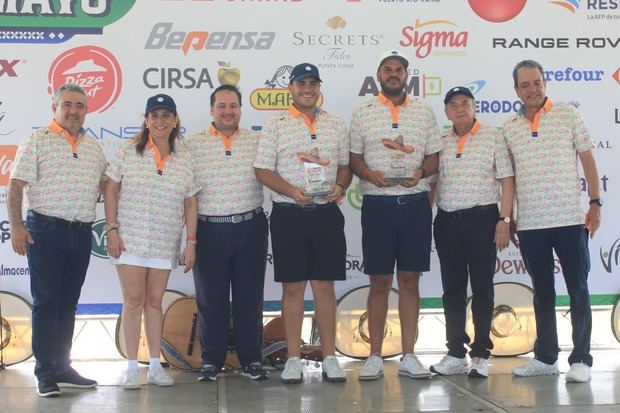 Los ganadores del mejor score bruto: Edgar Alma y Estèfano Estefan, son premiados por directivos de Cadomex.