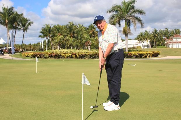Carlos Miguel Aysa realizó el putt de honor al inicio del certamen .