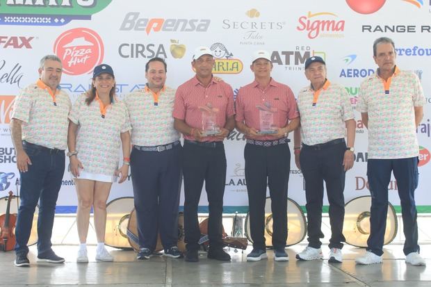 Los ganadores de la categoría A: César y Enrique  Rodríguez son premiados por directivos de Cadomex y el embajador Carlos Miguel Aysa.