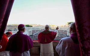León XIV, asomado en el balcón de la Logia de San Pedro | Crédito: Vatican Media