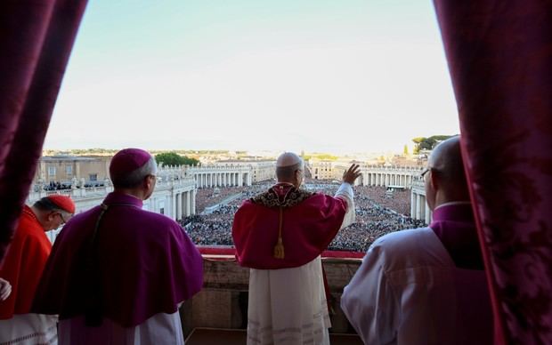 León XIV, asomado en el balcón de la Logia de San Pedro | Crédito: Vatican Media
