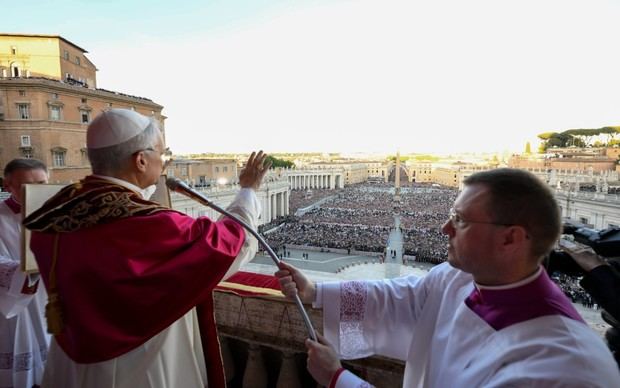 León XIV, habla a los peregrinos que lo esperan en la Plaza de San Pedro. Crédito: Vatican Media