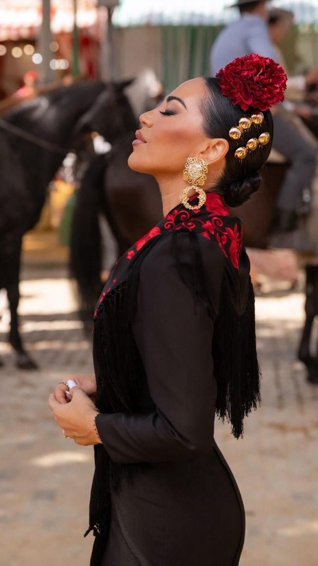 Mujer vestida de flamenca en la Feria de Abril 2025.