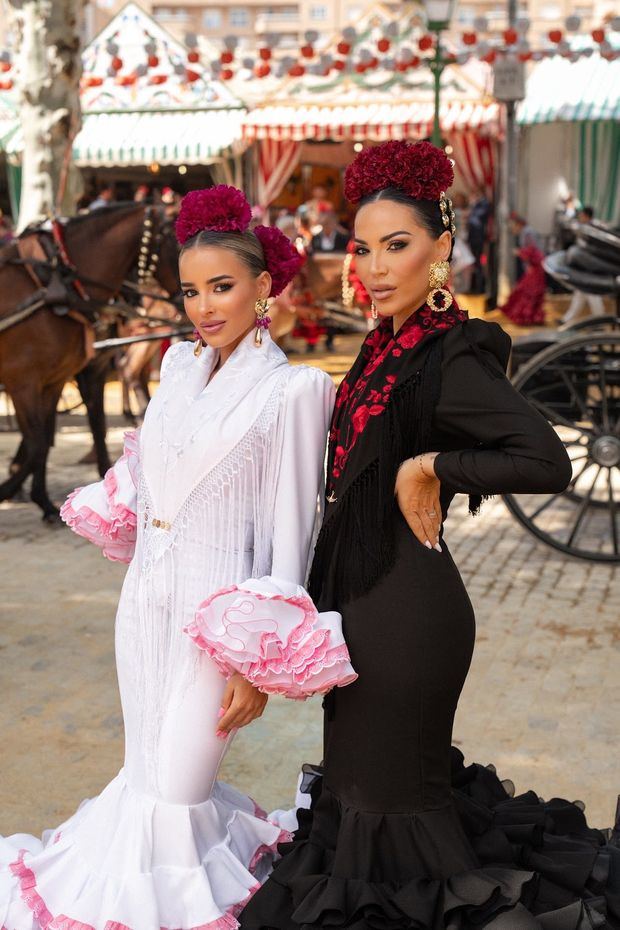 Mujeres vestidas de flamencas en la Feria de Sevilla.