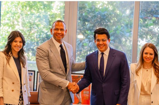 El ministro de Turismo, David Collado, y el destacado astro del deporte Alex Rodríguez anunciaron una inversión de más de mil millones de dólares en turismo .