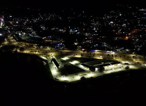 Vista nocturna de las obras de Samaná