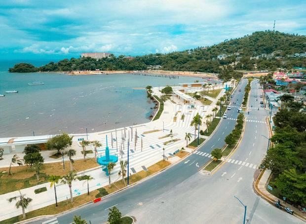 El proyecto de la reconstrucción del malecón de Santa Bárbara de Samaná y otras obras complementarias, consiste en un conjunto de soluciones hidráulicas