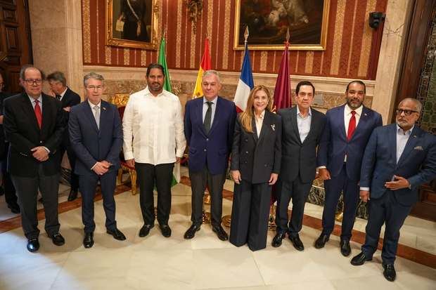Alcalde de Sevilla considera un orgullo concretar hermanamiento con Santo Domingo.