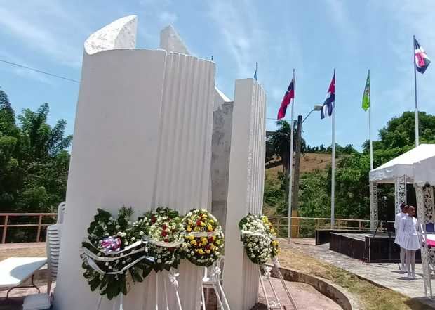 Las coronas de flores depositadas en el monumento a los héroes de la gesta.