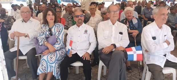 Juan Pablo Uribe, al centro junto a autoridades de Puerto Plata.