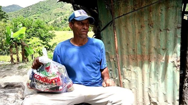 Operativo de entrega de kits de raciones crudas en San José de Ocoa