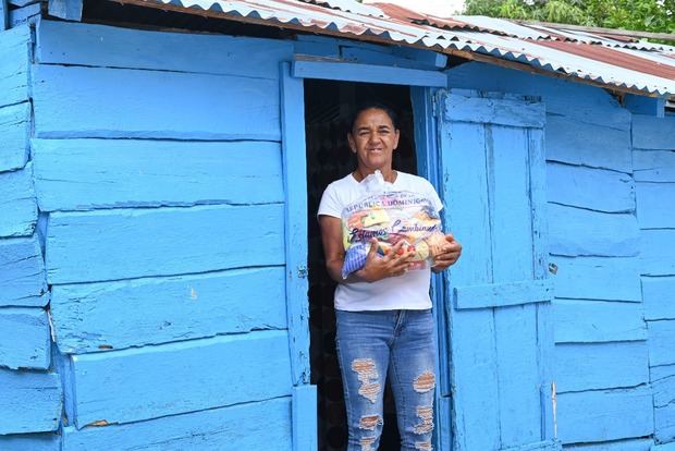 Operativo de entrega de kits de raciones crudas en San José de Ocoa