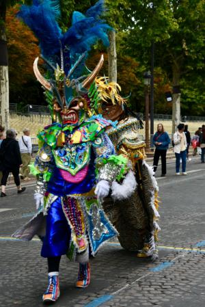 París se rinde ante el color y la música del Carnaval dominicano