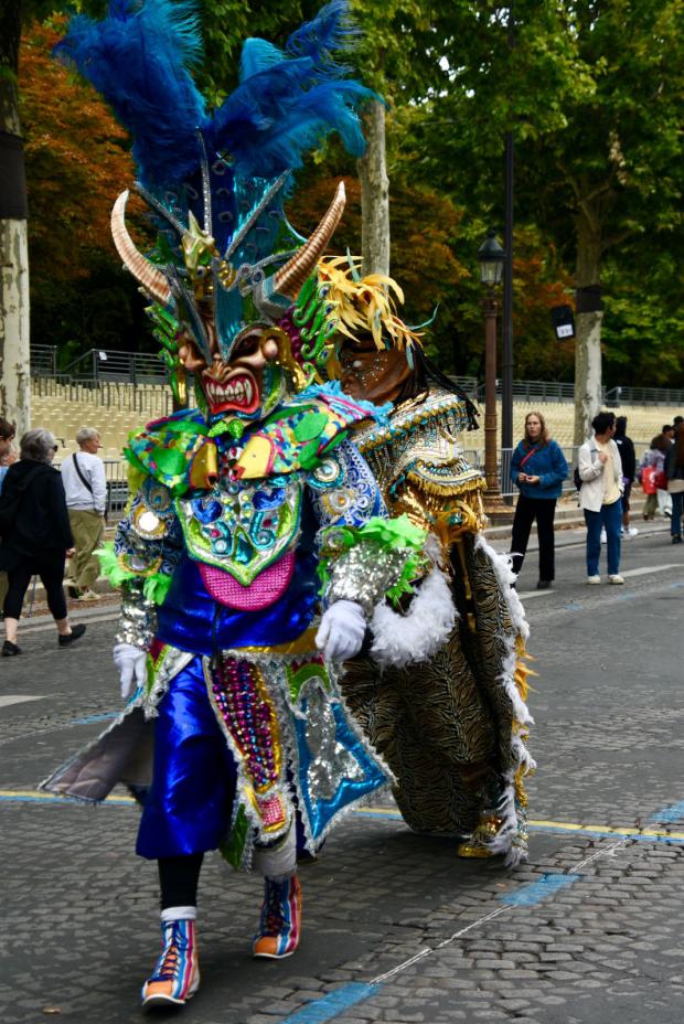 París se rinde ante el color y la música del Carnaval dominicano