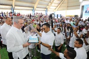 Un gesto de compromiso social: Abinader entrega títulos de propiedad a más de 7,000 personas en su cumpleaños