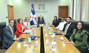 Gobernador Valdez Albizu recibe informe sobre la diáspora dominicana de la viceministra Celinés Toribio