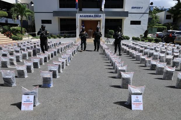 Interceptan lancha con 1.5 toneladas de cocaína en Pedernales