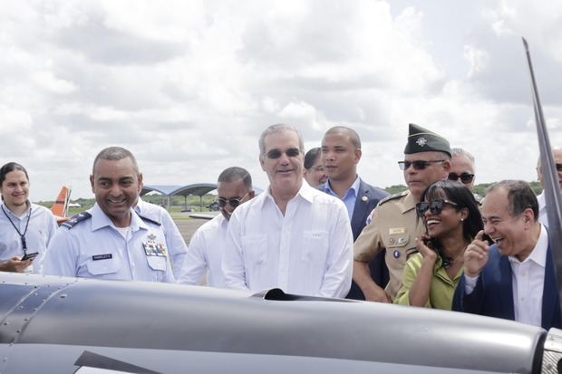 Presidente Abinader supervisa ensamblaje de aviones dominicanos 