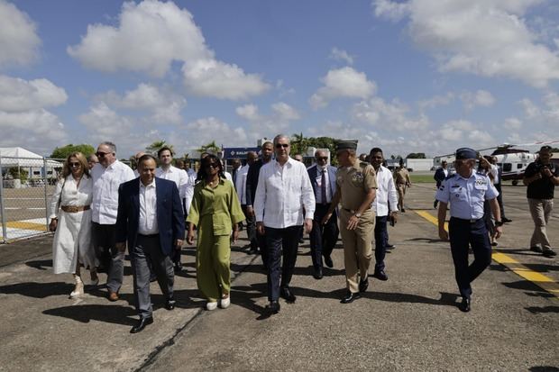 Presidente Abinader supervisa ensamblaje de aviones dominicanos 